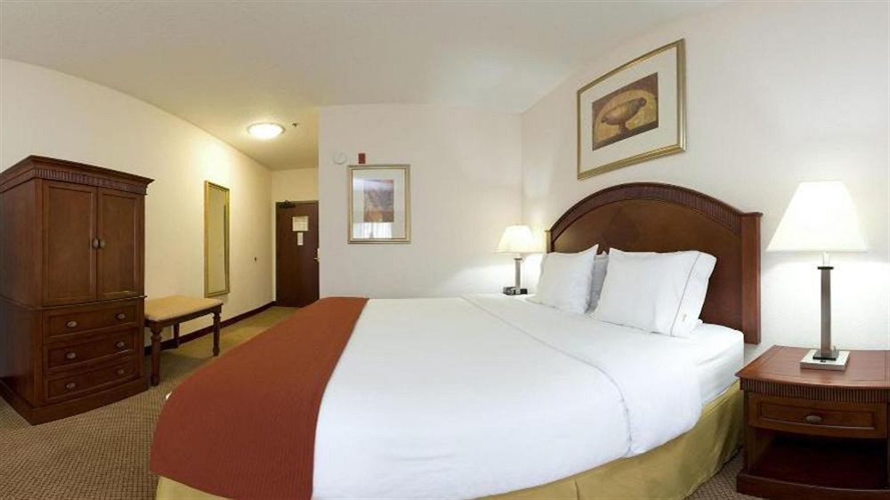 Holiday Inn Express & Suites Detroit - Farmington Hills By Ihg Northville Zewnętrze zdjęcie